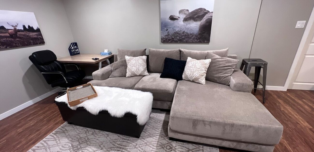 2Bed Close to Everything Bright Open Concept Suite Lethbridge