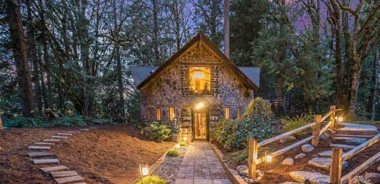AMAZING!"Hobbit House" Log Cabin by Lake Carnation, Washington