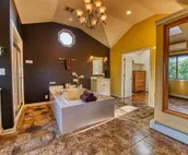 Spa-quality amenities, dog friendly, close to trails, IN Dunes Nat’l Park