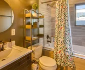 Spa-quality amenities, dog friendly, close to trails, IN Dunes Nat’l Park