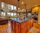 Spa-quality amenities, dog friendly, close to trails, IN Dunes Nat’l Park