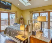 Spa-quality amenities, dog friendly, close to trails, IN Dunes Nat’l Park