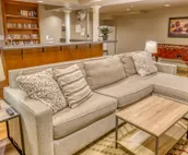 Spa-quality amenities, dog friendly, close to trails, IN Dunes Nat’l Park