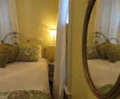 Right in the Heart of Downtown Guest Room w/ Luxury Spa Steam Shower