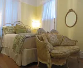 Right in the Heart of Downtown Guest Room w/ Luxury Spa Steam Shower