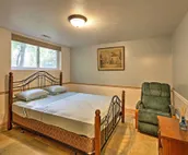 Cozy Union Pier House w/ Hot Tub, Deck & Backyard!