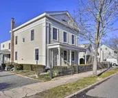 Bright 2nd-Floor Apt - 1/2 Mi to Greenport Harbor!