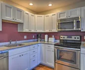 Bright 2nd-Floor Apt - 1/2 Mi to Greenport Harbor!