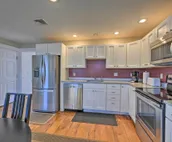 Bright 2nd-Floor Apt - 1/2 Mi to Greenport Harbor!