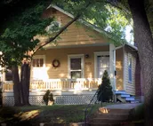 Historic Old West Lawrence - Minutes to beautiful Mass St, KU, Sports Pavillion