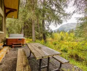 Cabin w/ private hot tub, gourmet kitchen, handcrafted wood details, near skiing