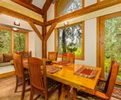 Cabin w/ private hot tub, gourmet kitchen, handcrafted wood details, near skiing