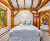 Cabin w/ private hot tub, gourmet kitchen, handcrafted wood details, near skiing