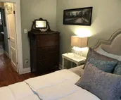 Vineyard Mansion - Carriage House - 1 Queen 1 Full Bed