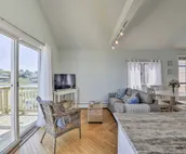 Waterside Portsmouth Home w/Deck, 11 Mi to Newport