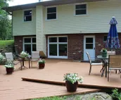 LARGE Guest Suite w/private entrance, deck, and firepit, Sleeps 4, 3 queen beds