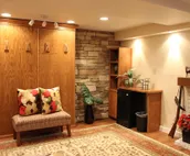 LARGE Guest Suite w/private entrance, deck, and firepit, Sleeps 4, 3 queen beds