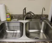 LARGE Guest Suite w/private entrance, deck, and firepit, Sleeps 4, 3 queen beds