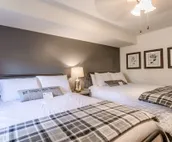 ThePinecone - luxury vacation rental awesome deck with view & amenities for 2-18