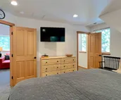 Modern Leavenworth Cabin w/ Hot Tub, Games & More!