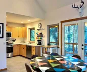 Modern Leavenworth Cabin w/ Hot Tub, Games & More!