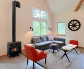 Modern Leavenworth Cabin w/ Hot Tub, Games & More!