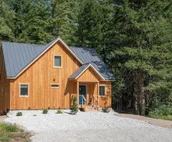 Modern Leavenworth Cabin w/ Hot Tub, Games & More!