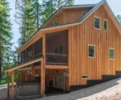 Modern Leavenworth Cabin w/ Hot Tub, Games & More!