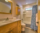 Modern Leavenworth Cabin w/ Hot Tub, Games & More!