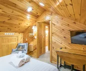 Lazy River Days - Riverfront cabin with amazing views in downtown Helen