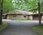 Wooded 1 Acre; WIFI, Cable, Hot Tub, Pool Table, Foosball, Game Room, Near Lake