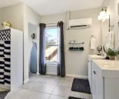 ELEGANT, SPACIOUS - 11 BEDS, 350MB WiFi, KITCHEN, DINING, CABLE TV