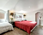 ELEGANT, SPACIOUS - 11 BEDS, 350MB WiFi, KITCHEN, DINING, CABLE TV