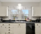 ELEGANT, SPACIOUS - 11 BEDS, 350MB WiFi, KITCHEN, DINING, CABLE TV