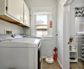 ELEGANT, SPACIOUS - 11 BEDS, 350MB WiFi, KITCHEN, DINING, CABLE TV