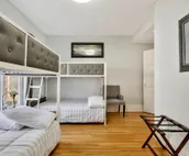 ELEGANT, SPACIOUS - 11 BEDS, 350MB WiFi, KITCHEN, DINING, CABLE TV