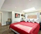 ELEGANT, SPACIOUS - 11 BEDS, 350MB WiFi, KITCHEN, DINING, CABLE TV
