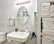 ELEGANT, SPACIOUS - 11 BEDS, 350MB WiFi, KITCHEN, DINING, CABLE TV