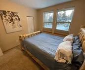 New Hm w/fire pit, short walk to dining and brewery!