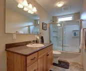 New Hm w/fire pit, short walk to dining and brewery!