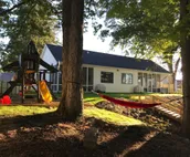 WOW-modern NEW house on Lake Shafer: Hot tub, beach, firepit, playground, games!