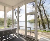 WOW-modern NEW house on Lake Shafer: Hot tub, beach, firepit, playground, games!