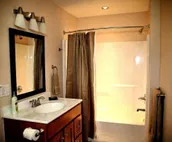 Tranquil Countryside Bungalow: A Blissful Retreat in Town Minutes From UofA!