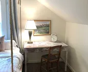 The Ginger Bread House~Central Location~King Beds~Charming