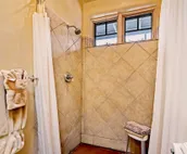 Antonia - Stylish Historic East Side Retreat, Walk Everywhere