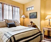 Antonia - Stylish Historic East Side Retreat, Walk Everywhere