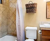 Antonia - Stylish Historic East Side Retreat, Walk Everywhere