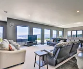 Luxury Home w/Views - 5 Min to Columbia River