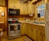 Dreamcatcher - Pet-Friendly Cozy rustic cabin with hot tub and fire pit only 10