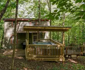 Dreamcatcher - Pet-Friendly Cozy rustic cabin with hot tub and fire pit only 10
